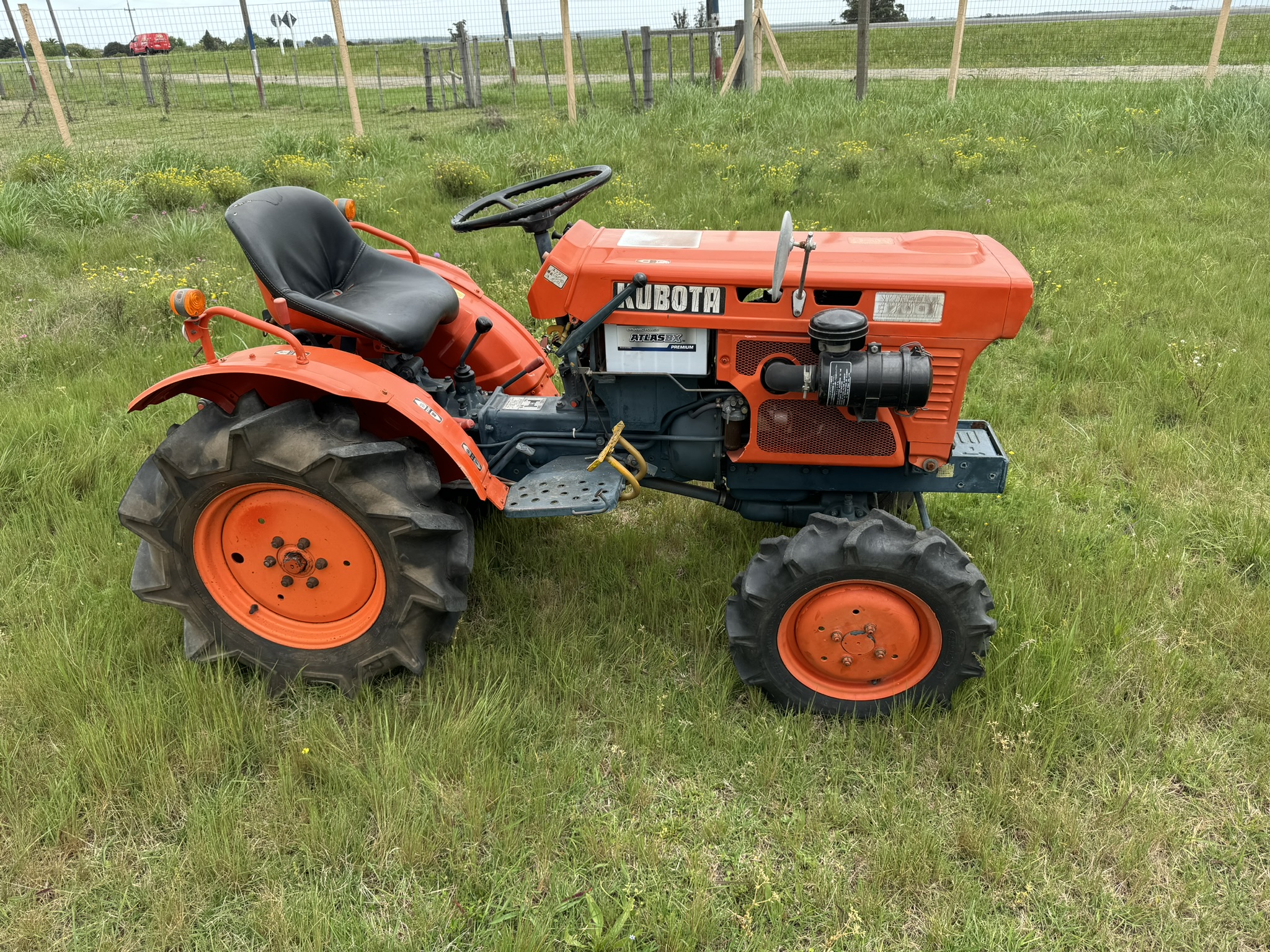 TRACTOR KUBOTA - B7001 - 4x4