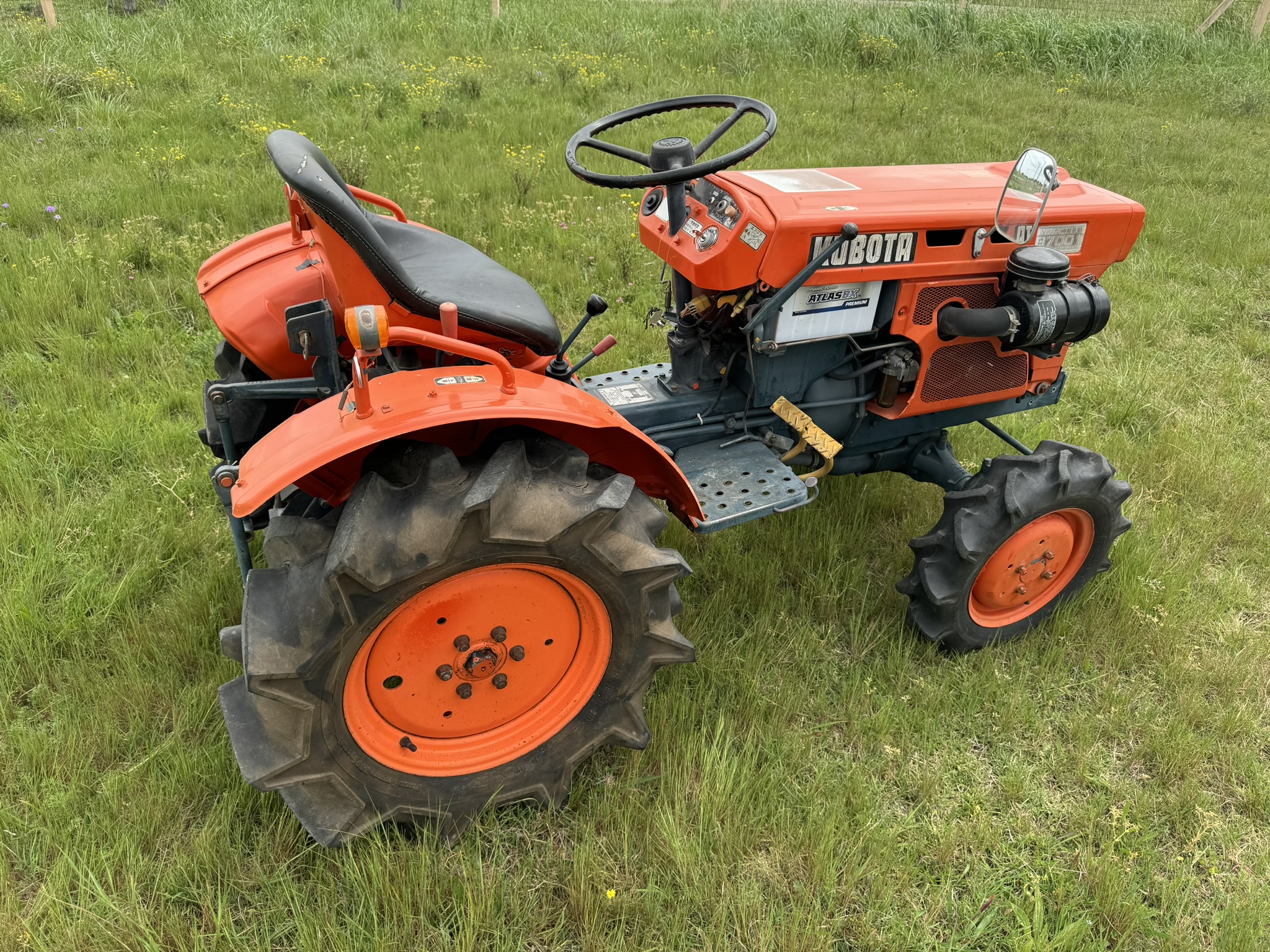 TRACTOR KUBOTA - B7001 - 4x4