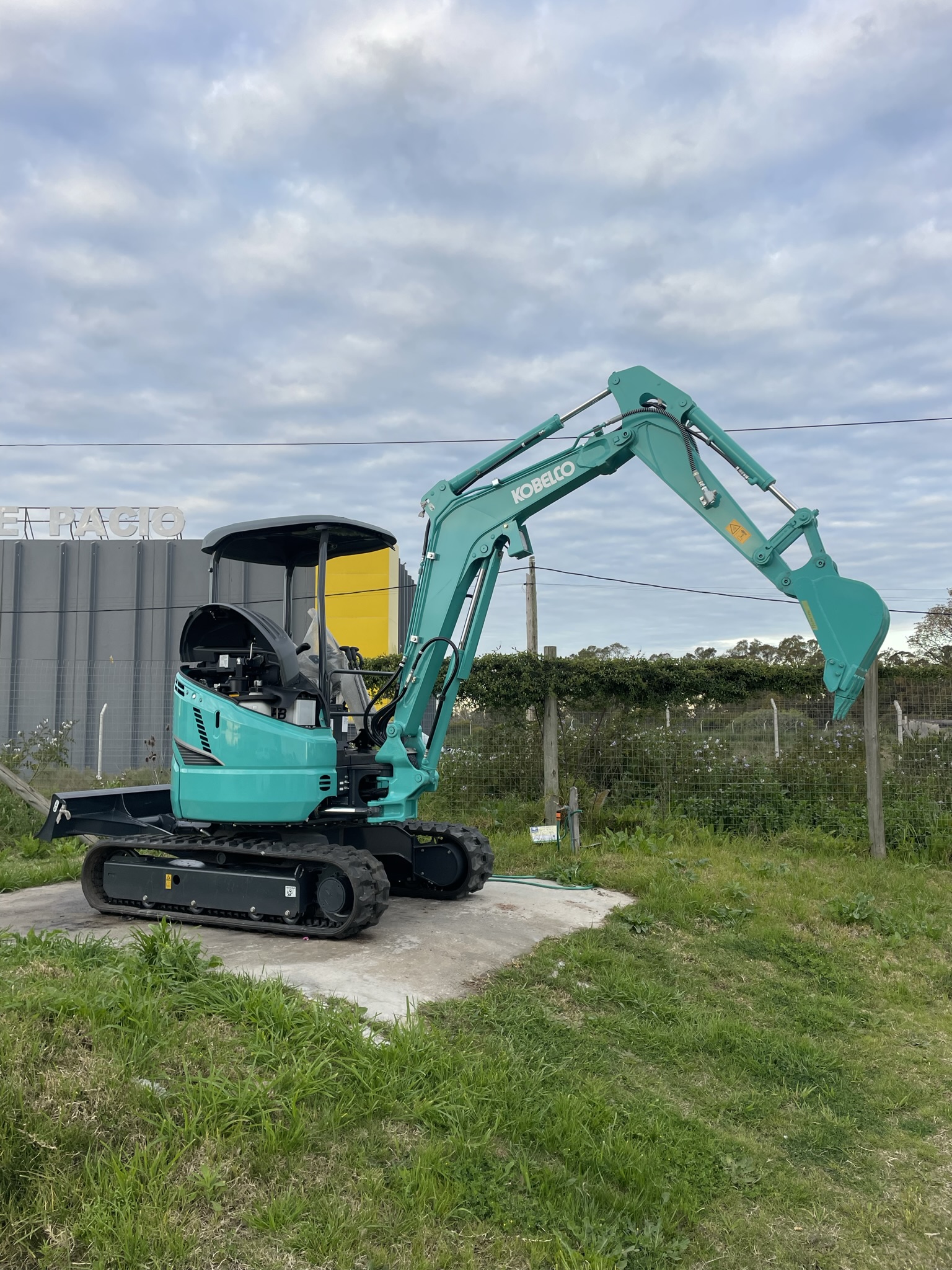 MINI EXCAVADORA KOBELCO -  2.8 Ton - MADE IN JAPAN