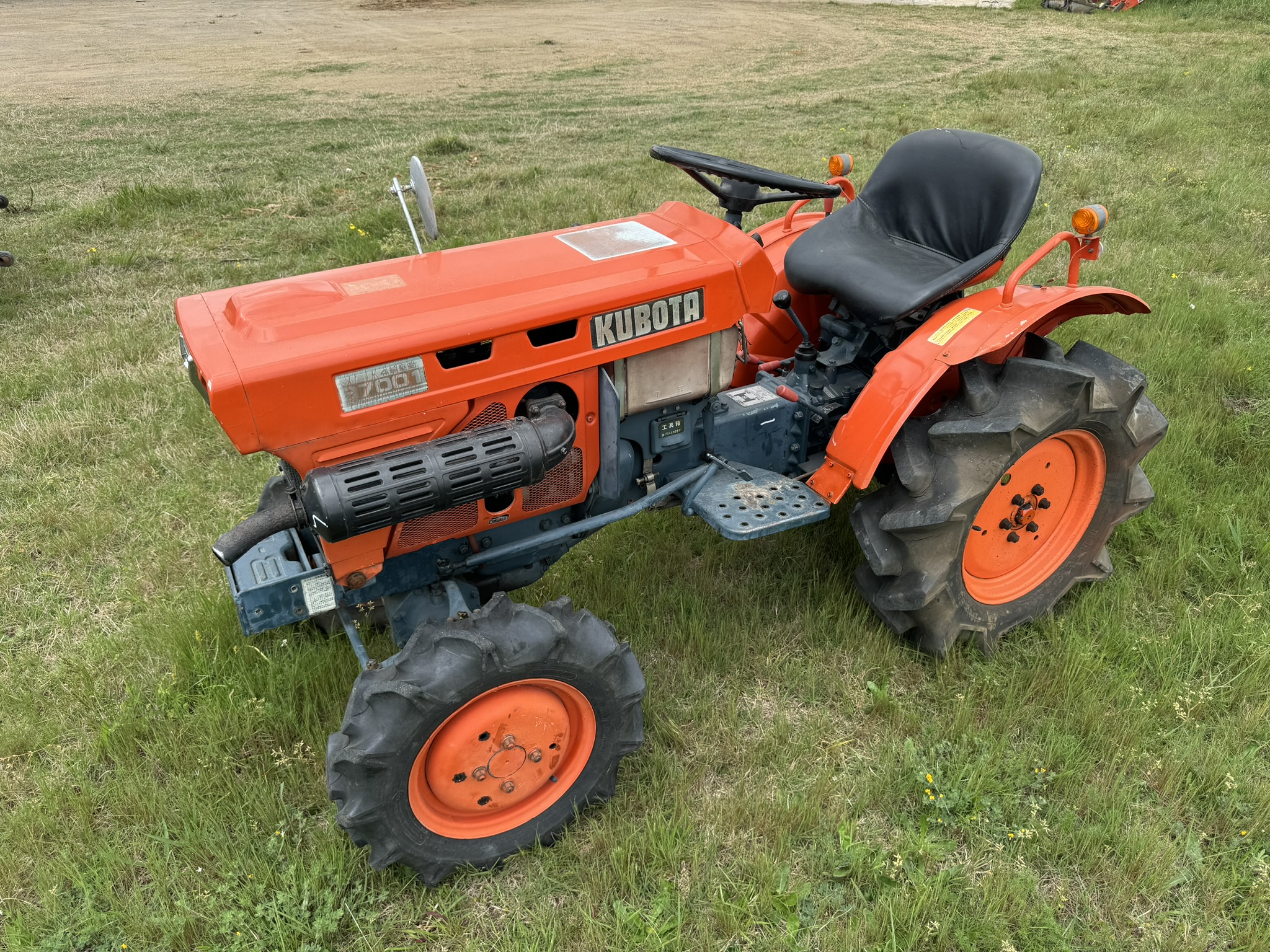 TRACTOR KUBOTA - B7001 - 4x4